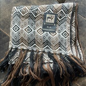 Huallapatex Geometric Patterned Shawl